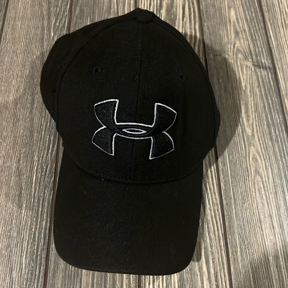 Men’s Under Armour hat, all black. Size LG/XL